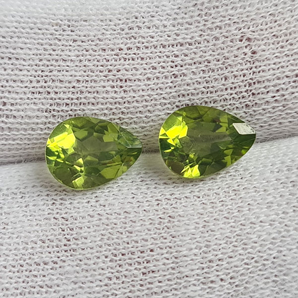 Хризолиты 2.76ct пара
